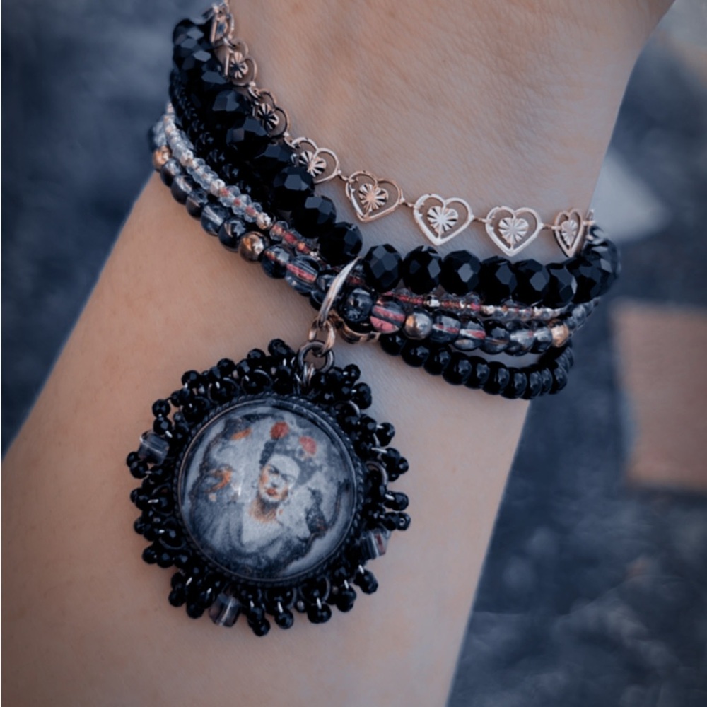 Frida kahlo Elegant Black and Beaded & golden hearts Bracelet Set